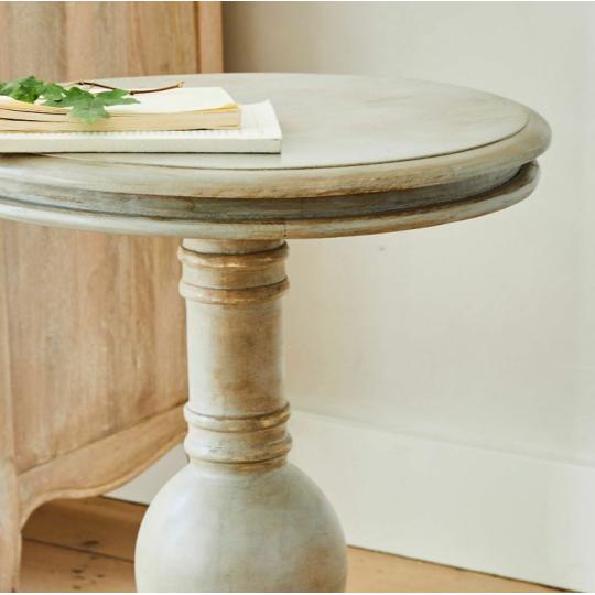 mediteransky kruhovy odkladaci stolik klasicky francuzsky provence provansalsky rustikalny vidiecky naladovy konferencny stolik maly stolik konzola kvetinovy kvetinac malovany lameridiana interierovy dizajn.jpg